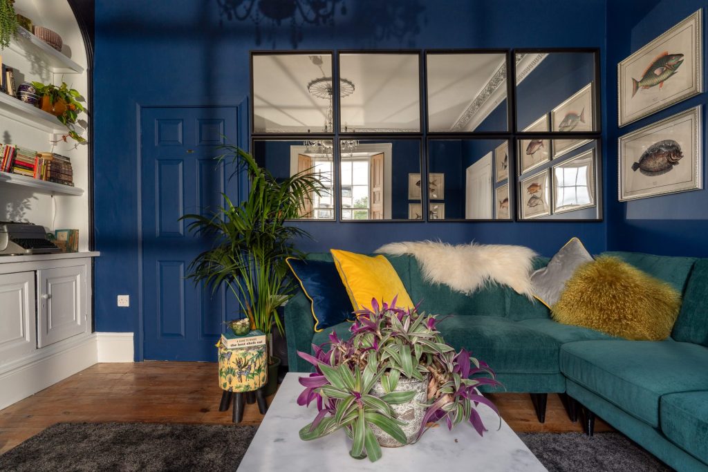 Georgian living room at St Maur Cottage, Totnes – high ceilings, original details, and soft lighting. Interior photography by Sue Vaughton.